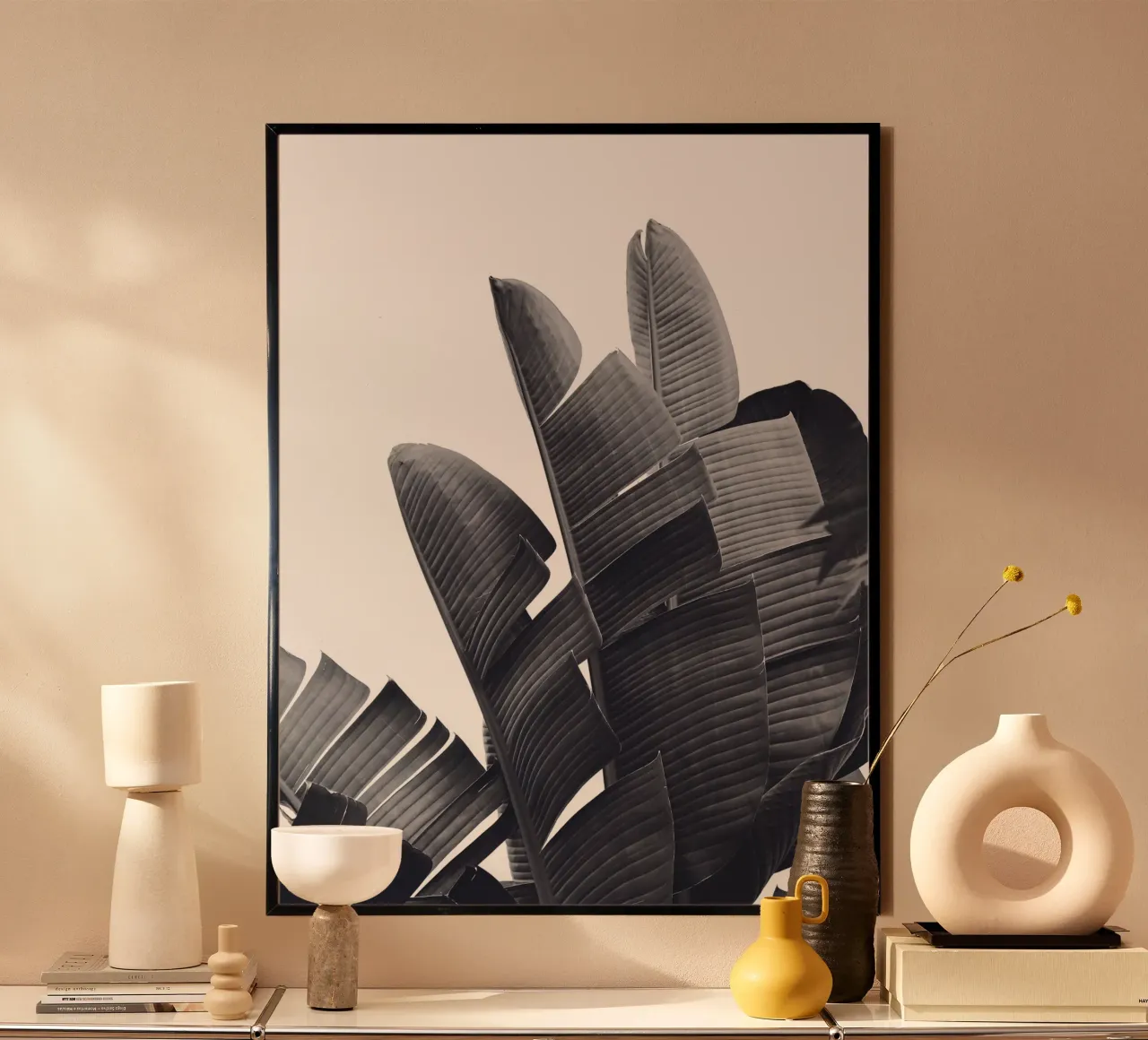 Disegno di foglie tropicali in bianco e nero poster con telaio in alluminio da Whole©