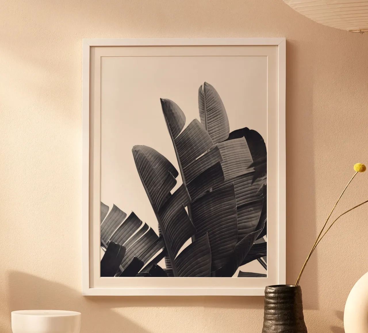 Disegno di foglie tropicali in bianco e nero poster con telaio in alluminio da Whole©