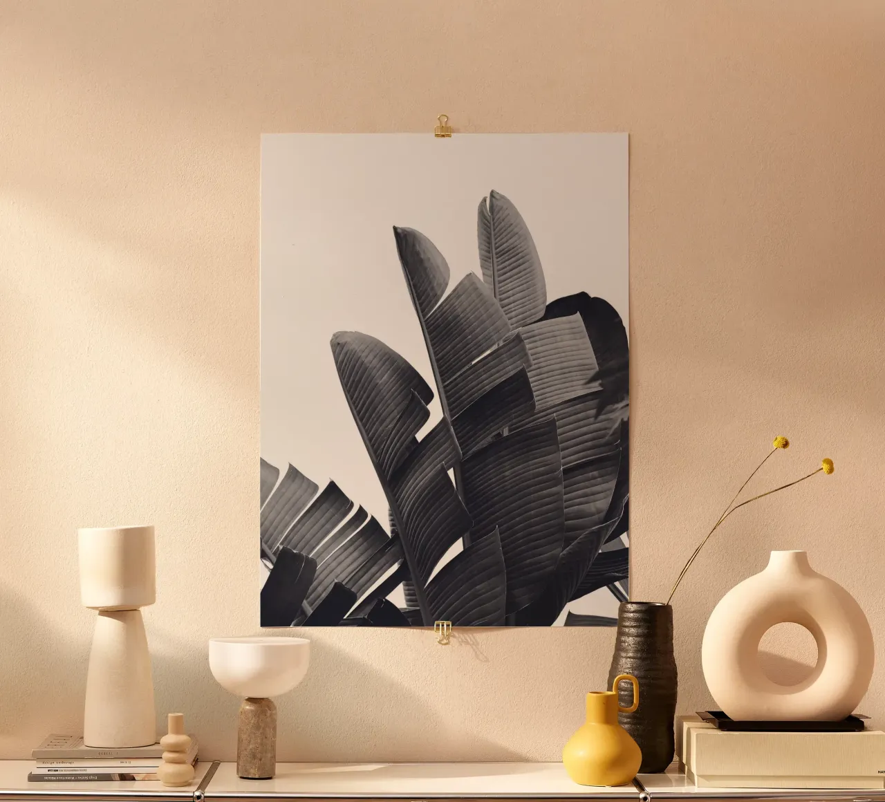 Disegno di foglie tropicali in bianco e nero poster con telaio in alluminio da Whole©