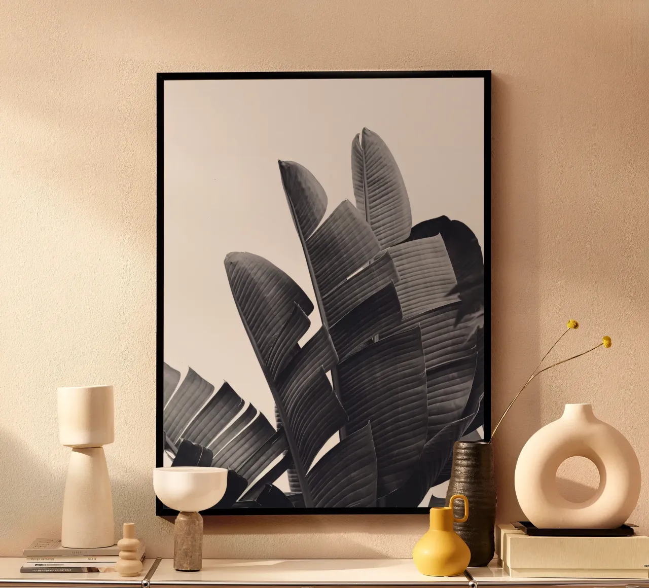 Disegno di foglie tropicali in bianco e nero poster con telaio in alluminio da Whole©