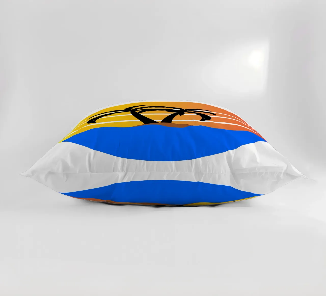 Sunset with palm trees cuscino da happieeagle