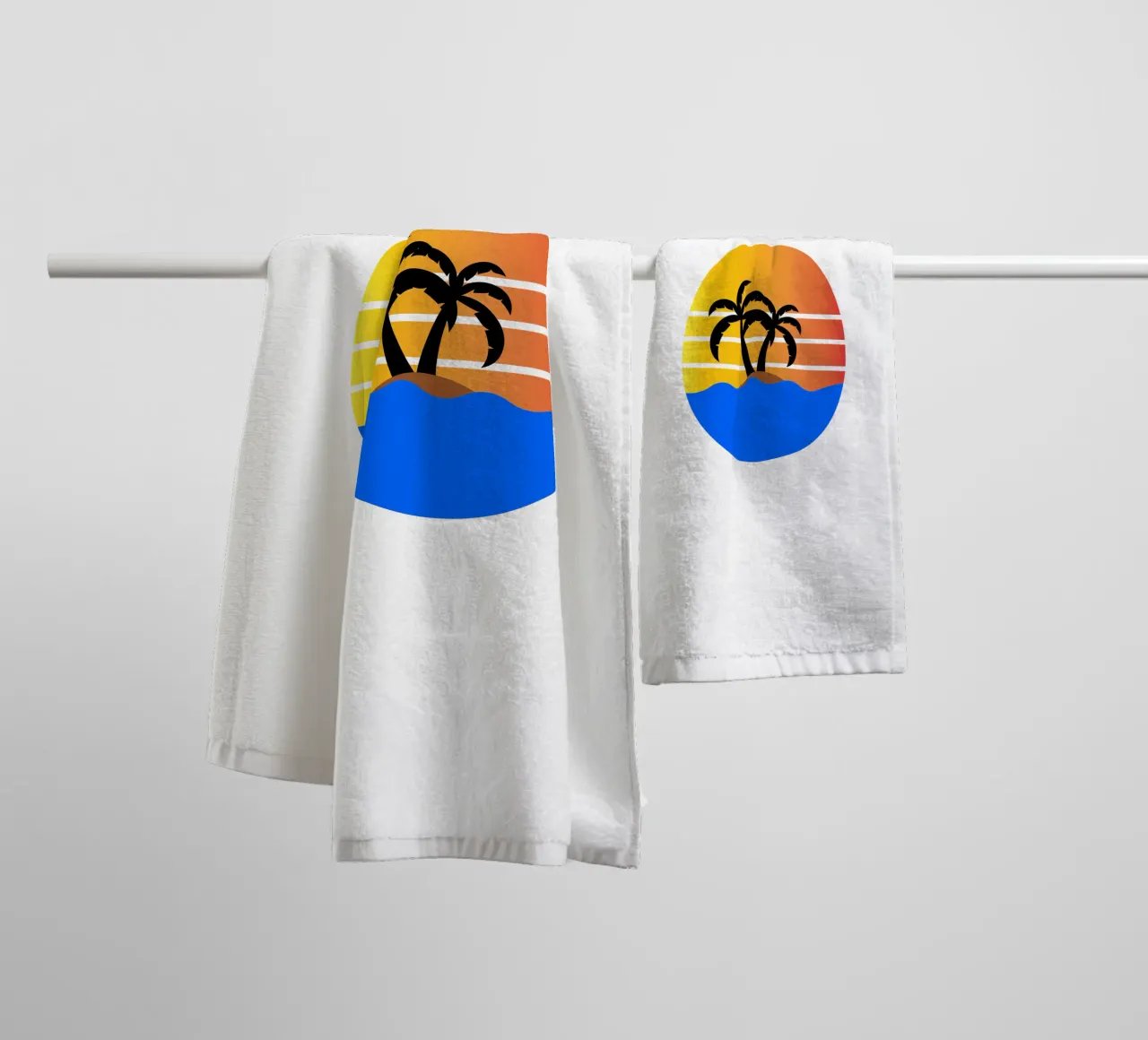 Sunset with palm trees asciugamano da bagno da happieeagle
