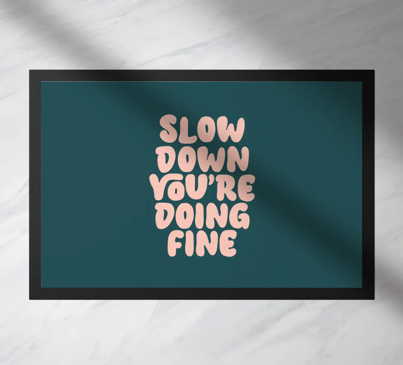 Rallenta, sei a posto Design tipografico zerbino da THE MOTIVATED TYPE