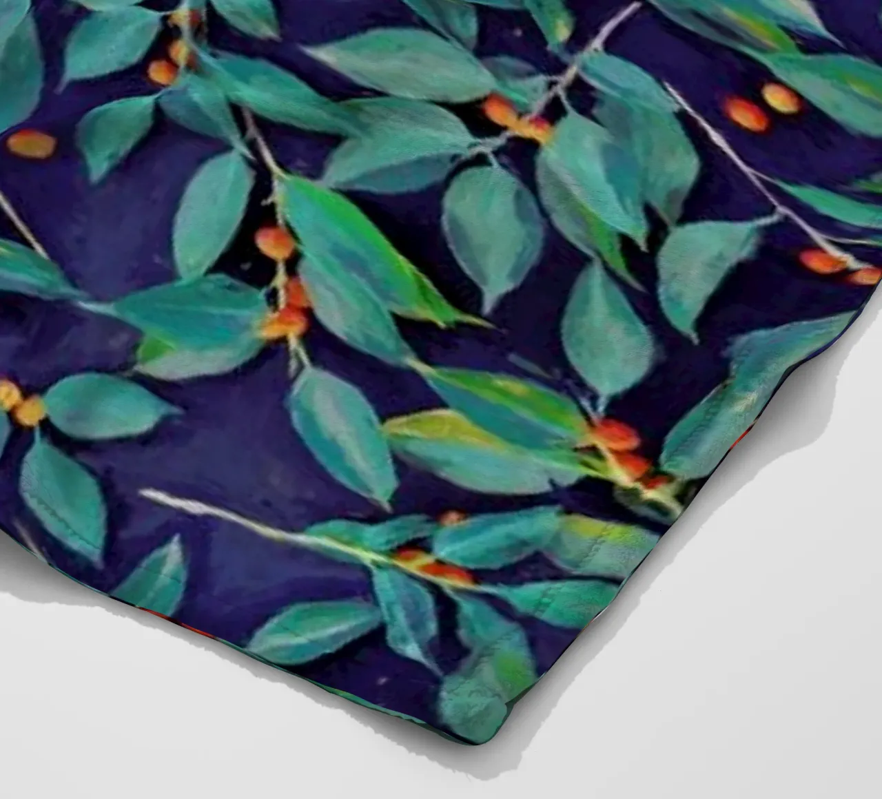 Leaves & Berries on Blue coperta in pile da Micklyn Le Feuvre