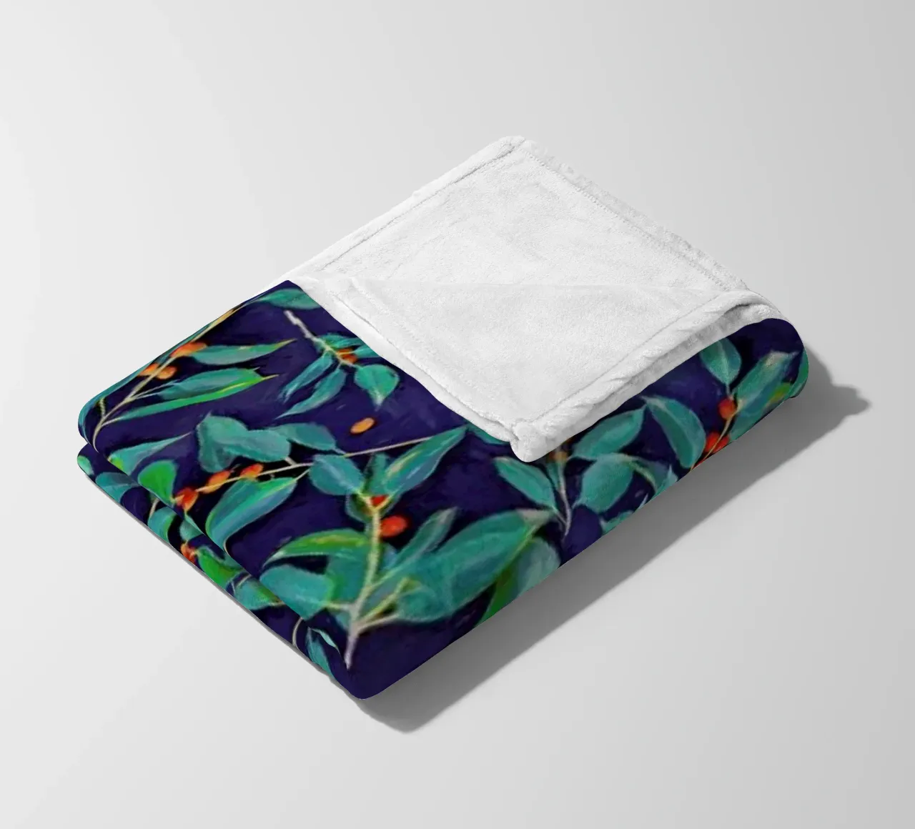 Leaves & Berries on Blue coperta in pile da Micklyn Le Feuvre