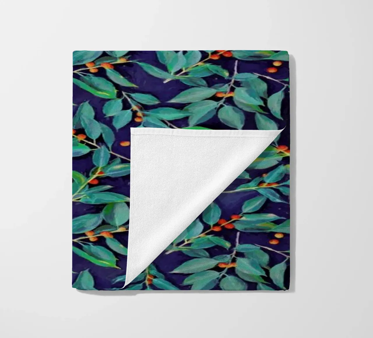 Leaves & Berries on Blue telo mare da Micklyn Le Feuvre