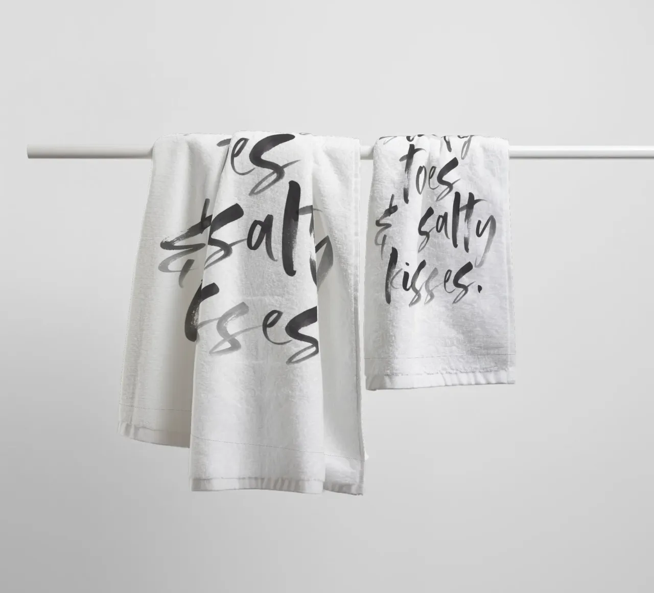 Sommer Vibes - Zanderige tenen & zoute kussen badhanddoek van Whole©