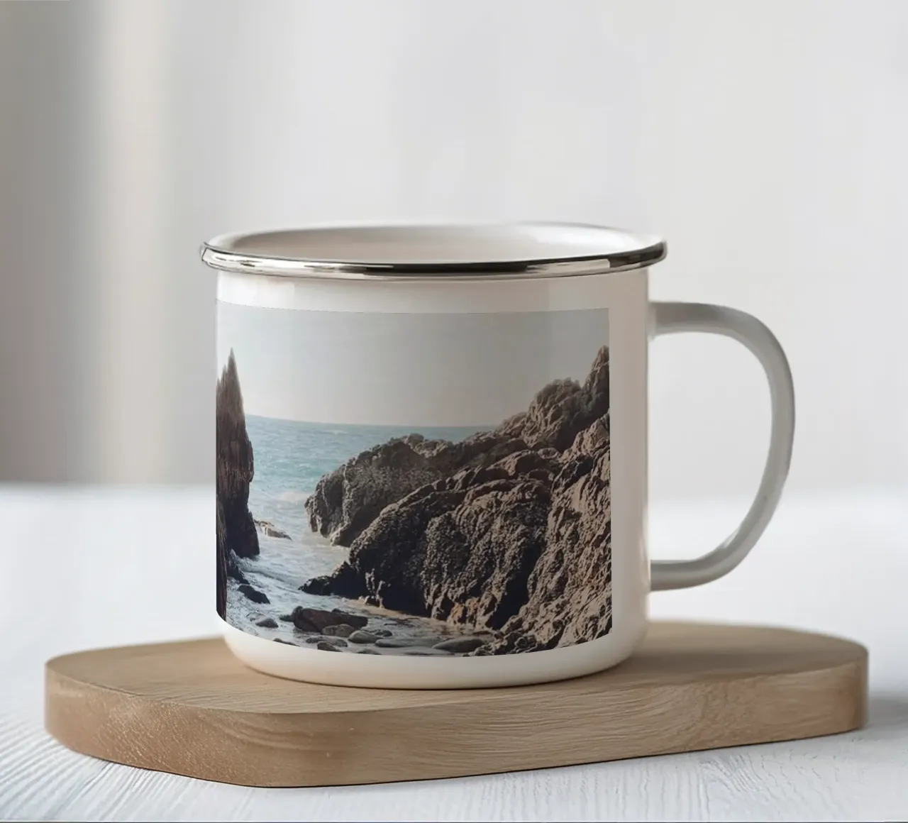 Natura della spiaggia rocciosa - tranquillità della costa tazza in smalto da Whole©