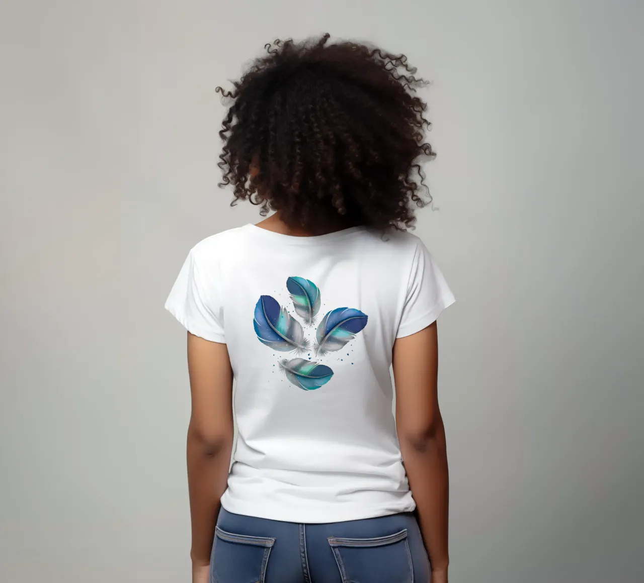Piuma di colore blu-grigio. Modello di piuma. t-shirt da CalliLetters