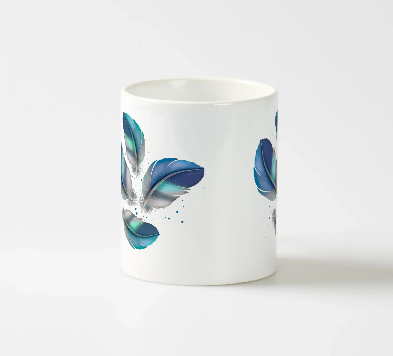 Piuma di colore blu-grigio. Modello di piuma. tazza in ceramica da CalliLetters