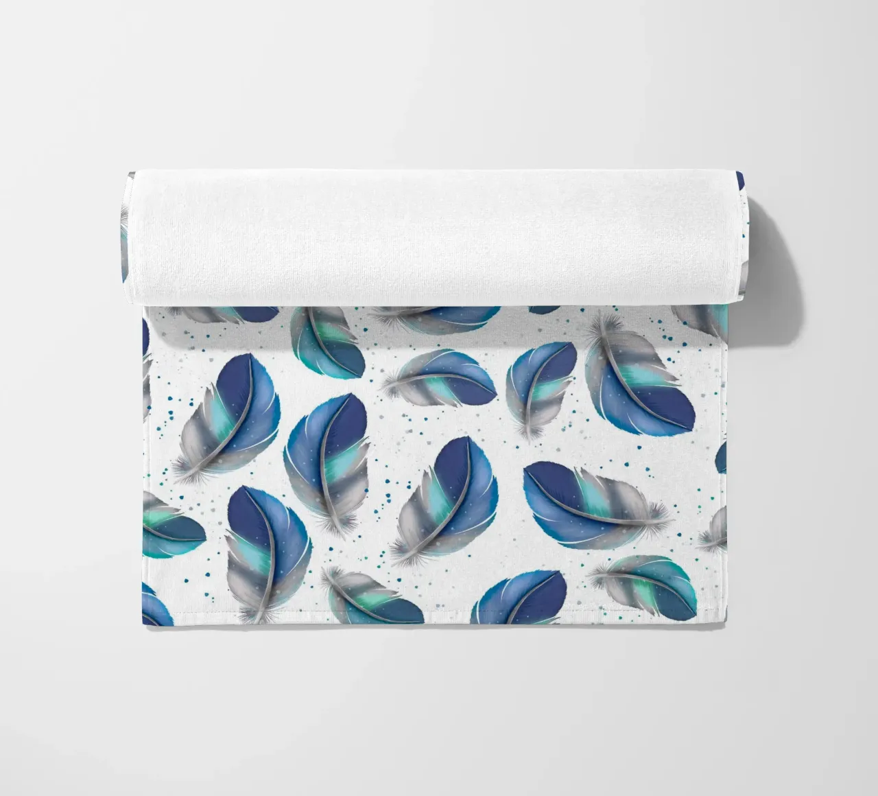 Piuma di colore blu-grigio. Modello di piuma. telo mare da CalliLetters