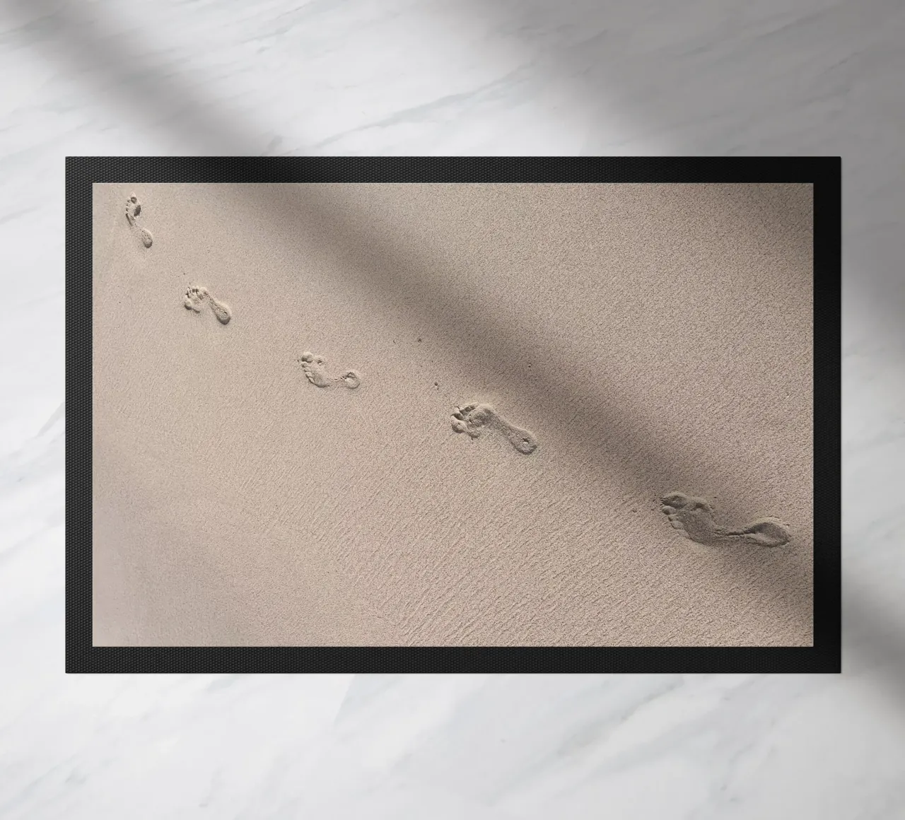 Tracce nella sabbia - murale di impronte sulla spiaggia zerbino da Whole©