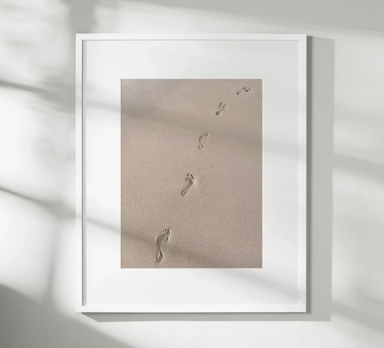 Tracce nella sabbia - murale di impronte sulla spiaggia carta hahnemühle da Whole©