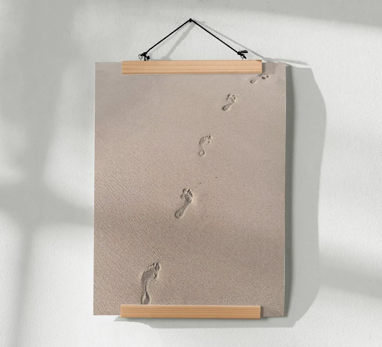 Tracce nella sabbia - murale di impronte sulla spiaggia carta hahnemühle da Whole©