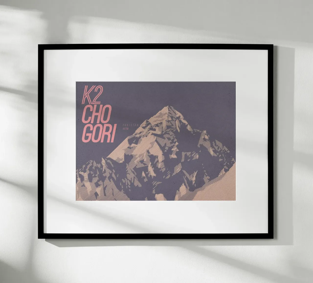 K2 Chogori: Kunstvolle Berg Illustration des Savage Mountain poster con telaio in plastica da MOOODZART