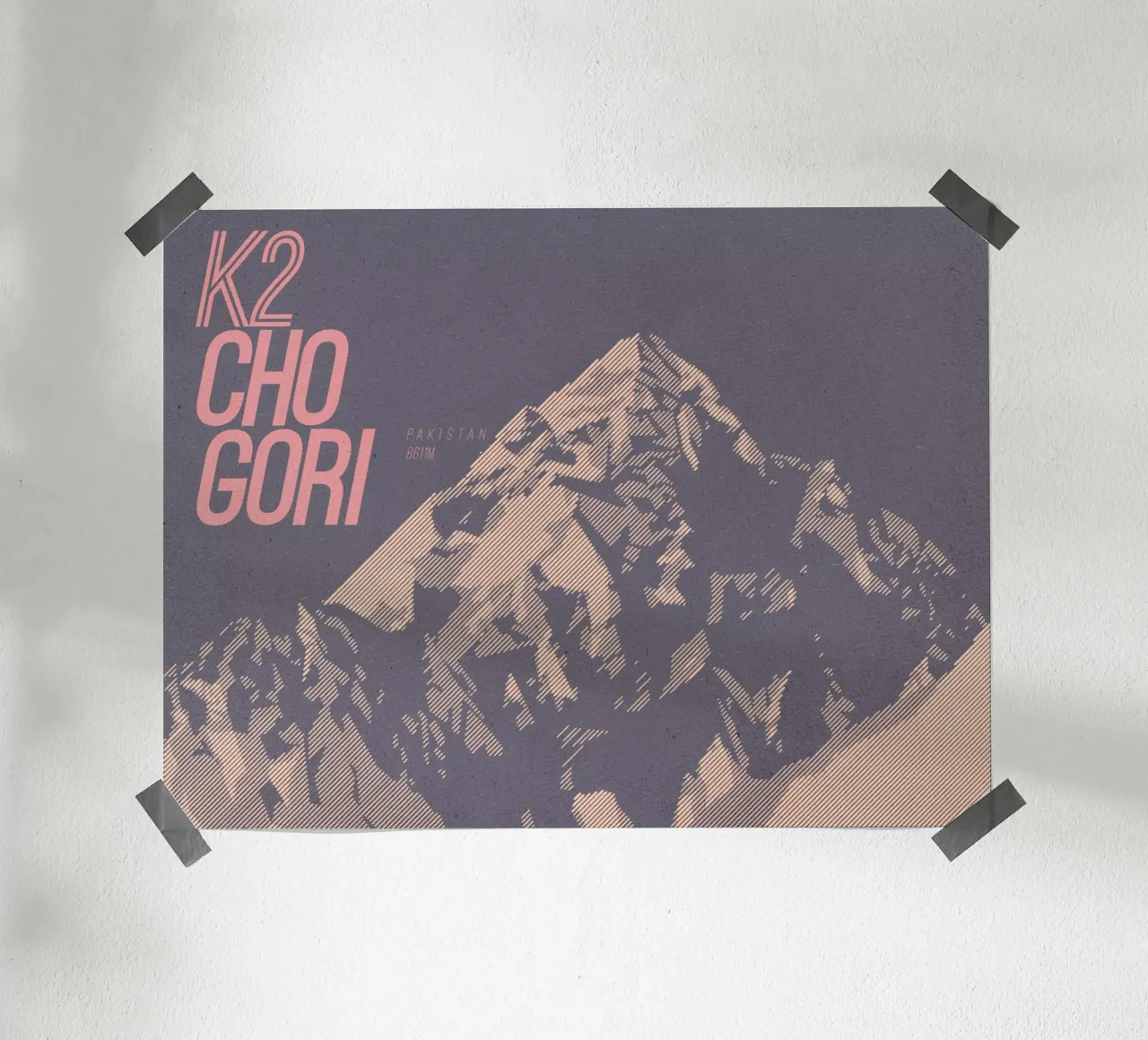 K2 Chogori: Kunstvolle Berg Illustration des Savage Mountain poster con telaio in plastica da MOOODZART