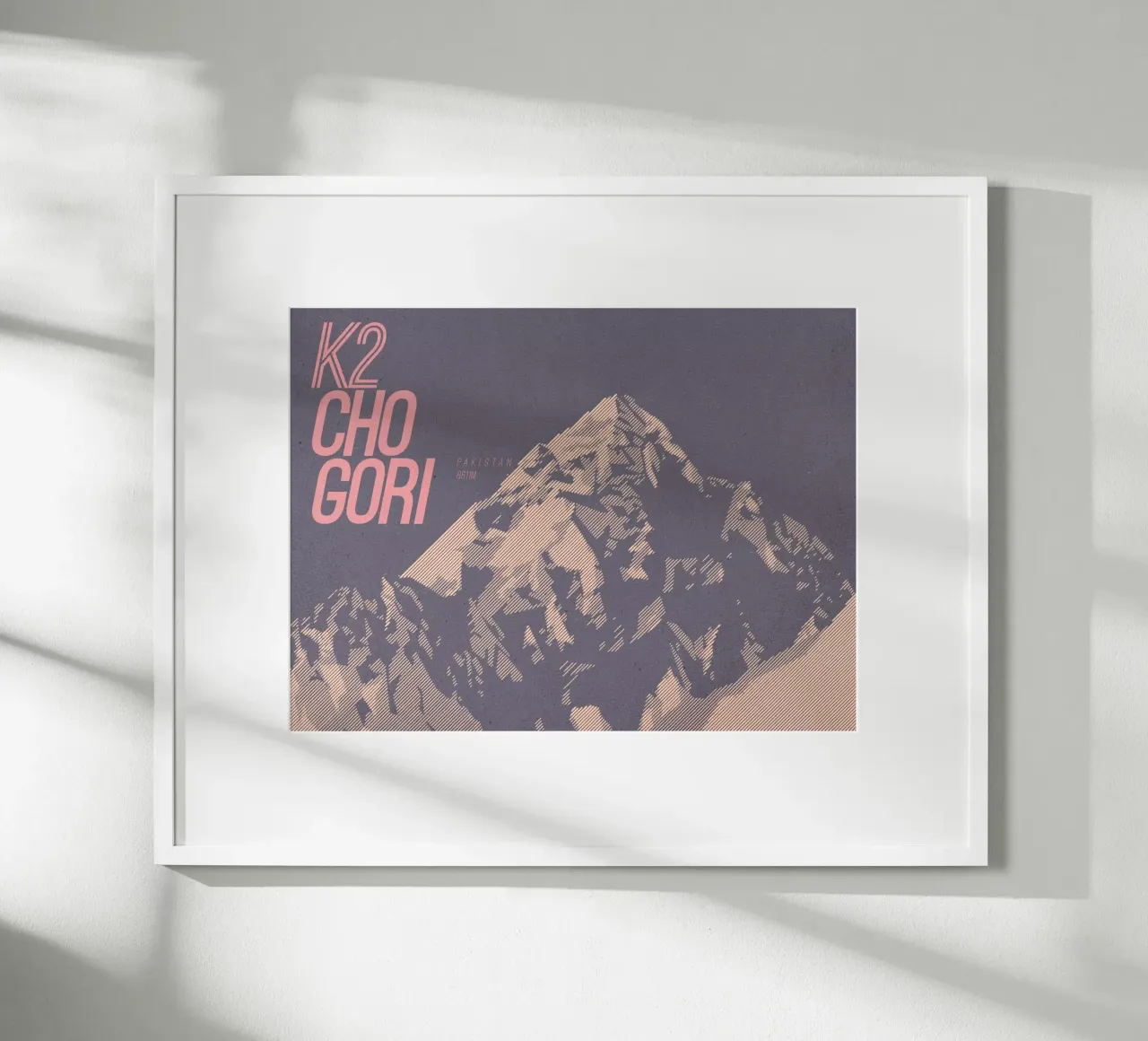 K2 Chogori: Kunstvolle Berg Illustration des Savage Mountain poster con telaio in plastica da MOOODZART