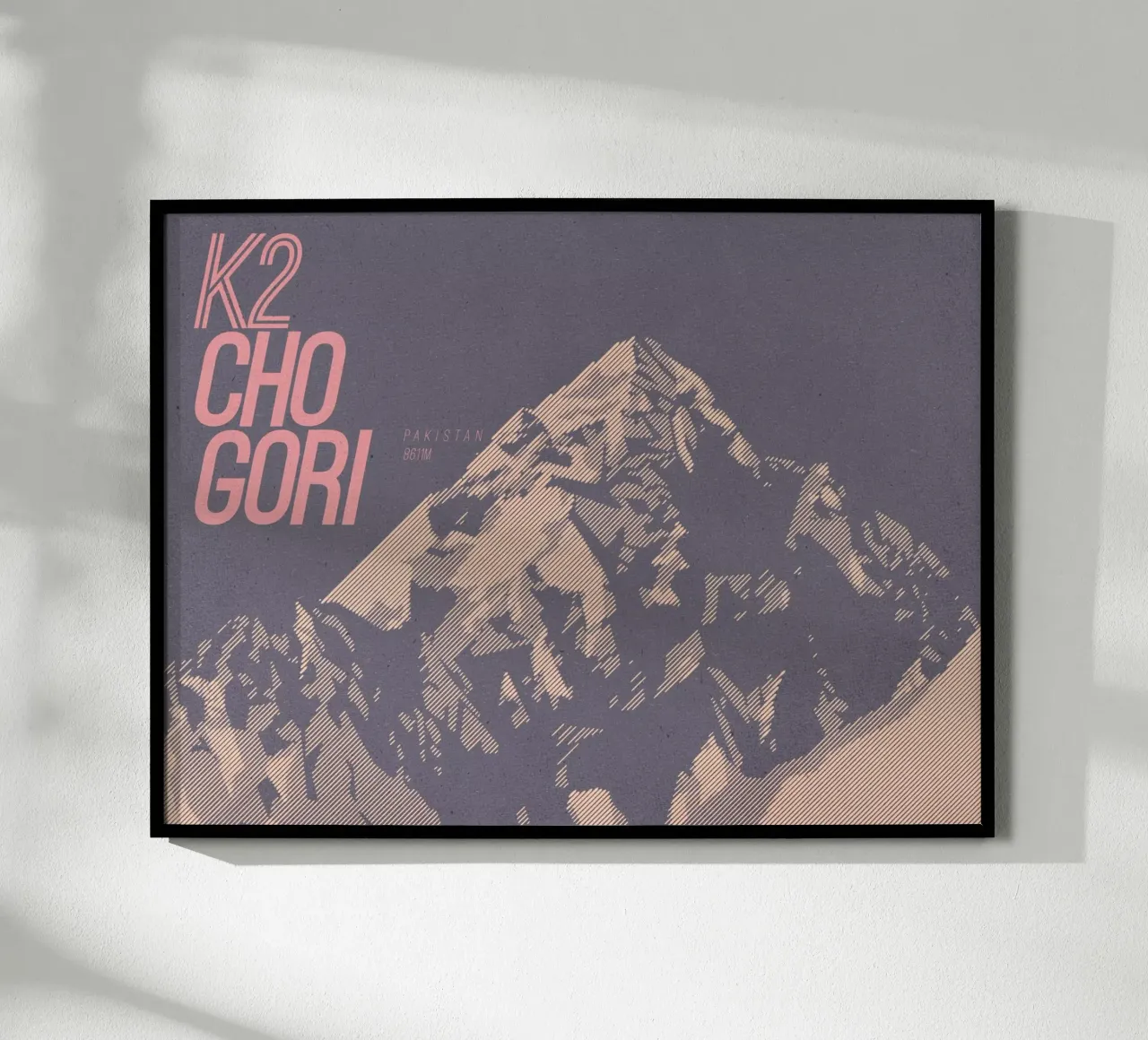 K2 Chogori: Kunstvolle Berg Illustration des Savage Mountain poster con telaio in plastica da MOOODZART