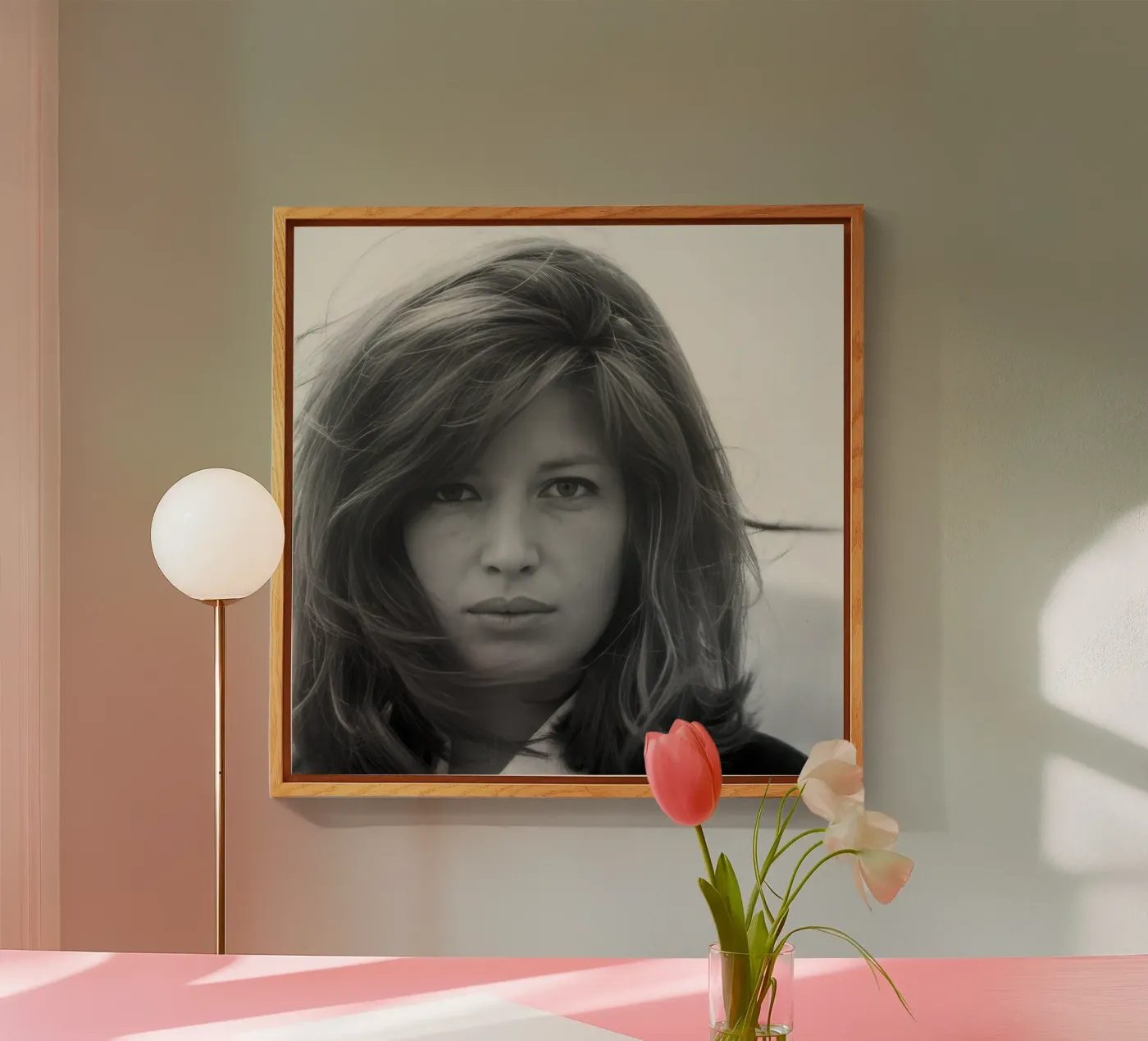 Monica Vitti posing plexiglass da The memory