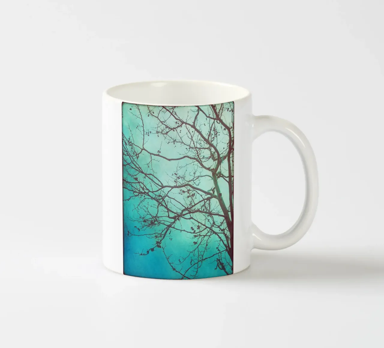 L'albero e l'alba tazza in ceramica da Eva Nev Photography