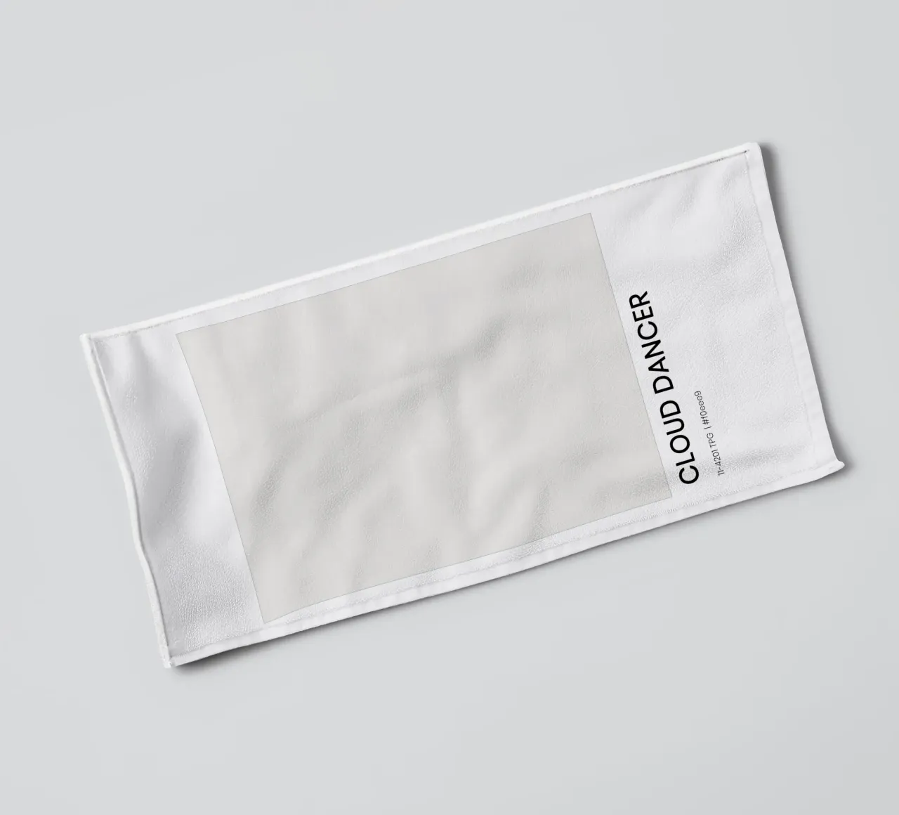 Cloud Dancer Handtuch von EverLuvv Studio