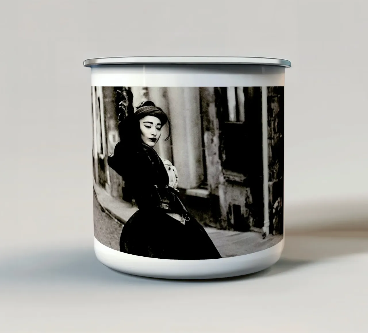 Freedom tazza in smalto da Sophie Etchart
