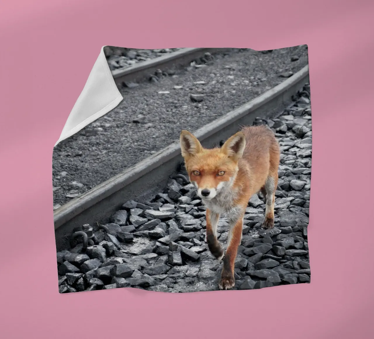 Tussen sporen product.type.blanket-fleece common.byCreator JUNIQERIN photography by Dorothea Baur