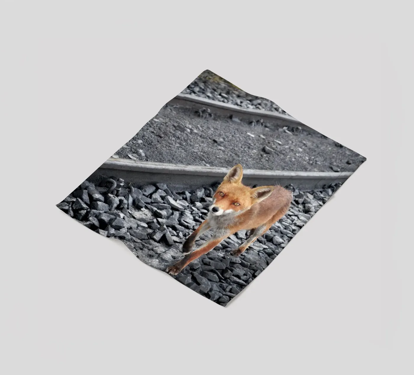 Between Tracks plaid polaire de JUNIQERIN photography by Dorothea Baur