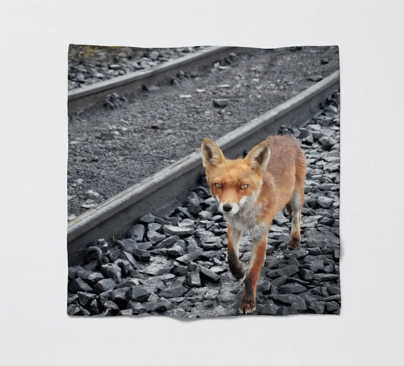 Between Tracks plaid polaire de JUNIQERIN photography by Dorothea Baur