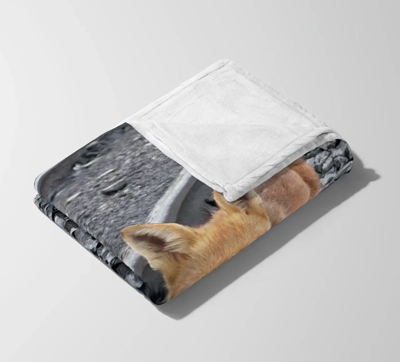 Tussen sporen product.type.blanket-fleece common.byCreator JUNIQERIN photography by Dorothea Baur