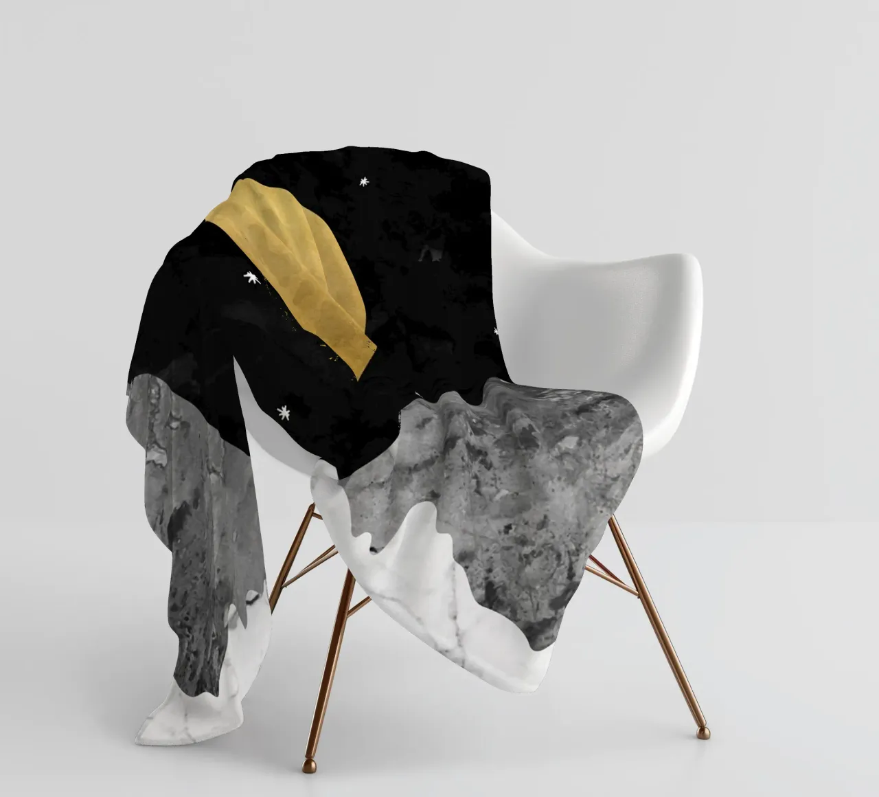 Luna dorata su picchi di marmo - Arte astratta del cielo notturno coperta in pile da kookiepixel