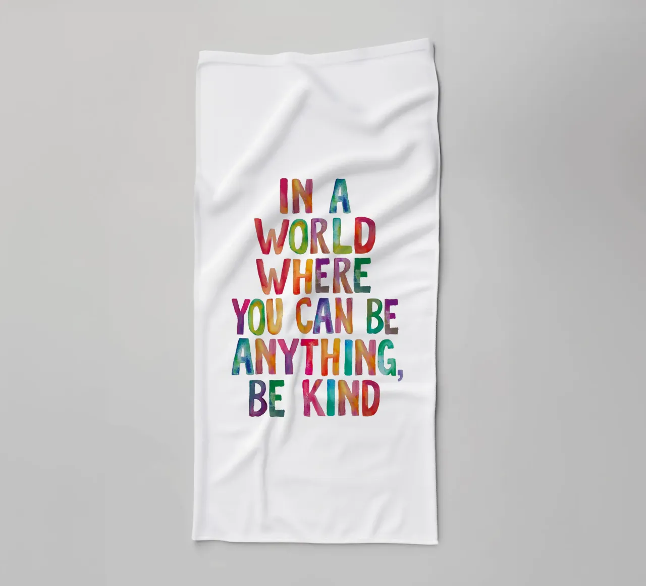 In un mondo in cui si può essere qualsiasi cosa, sii gentile Typografie asciugamano da bagno da THE MOTIVATED TYPE