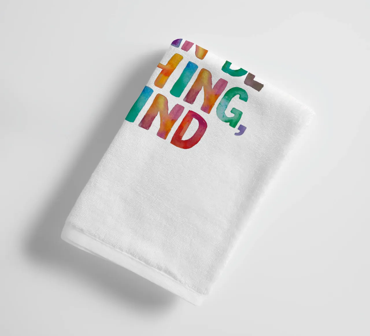 In un mondo in cui si può essere qualsiasi cosa, sii gentile Typografie asciugamano da bagno da THE MOTIVATED TYPE