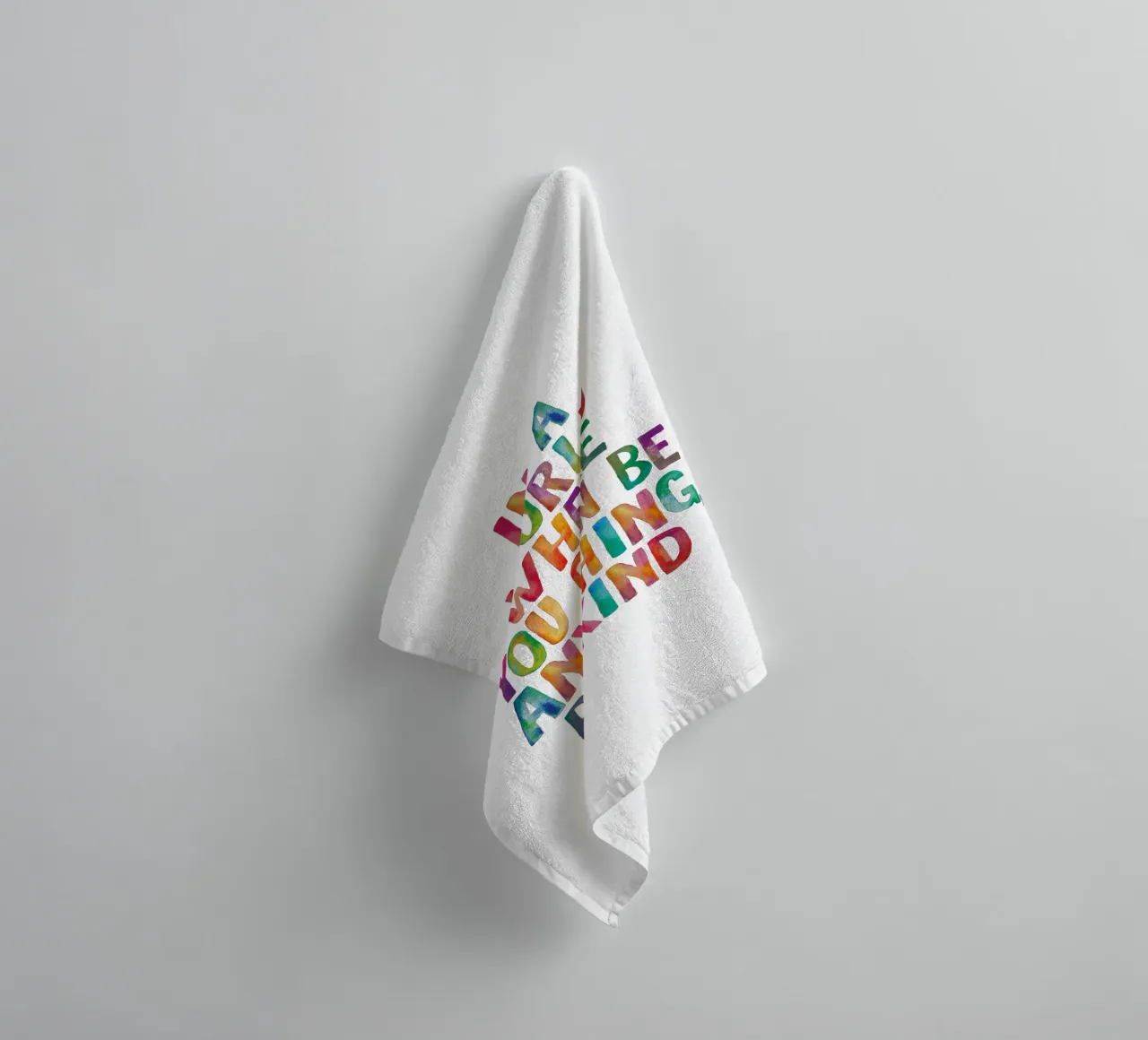 In un mondo in cui si può essere qualsiasi cosa, sii gentile Typografie asciugamano da bagno da THE MOTIVATED TYPE