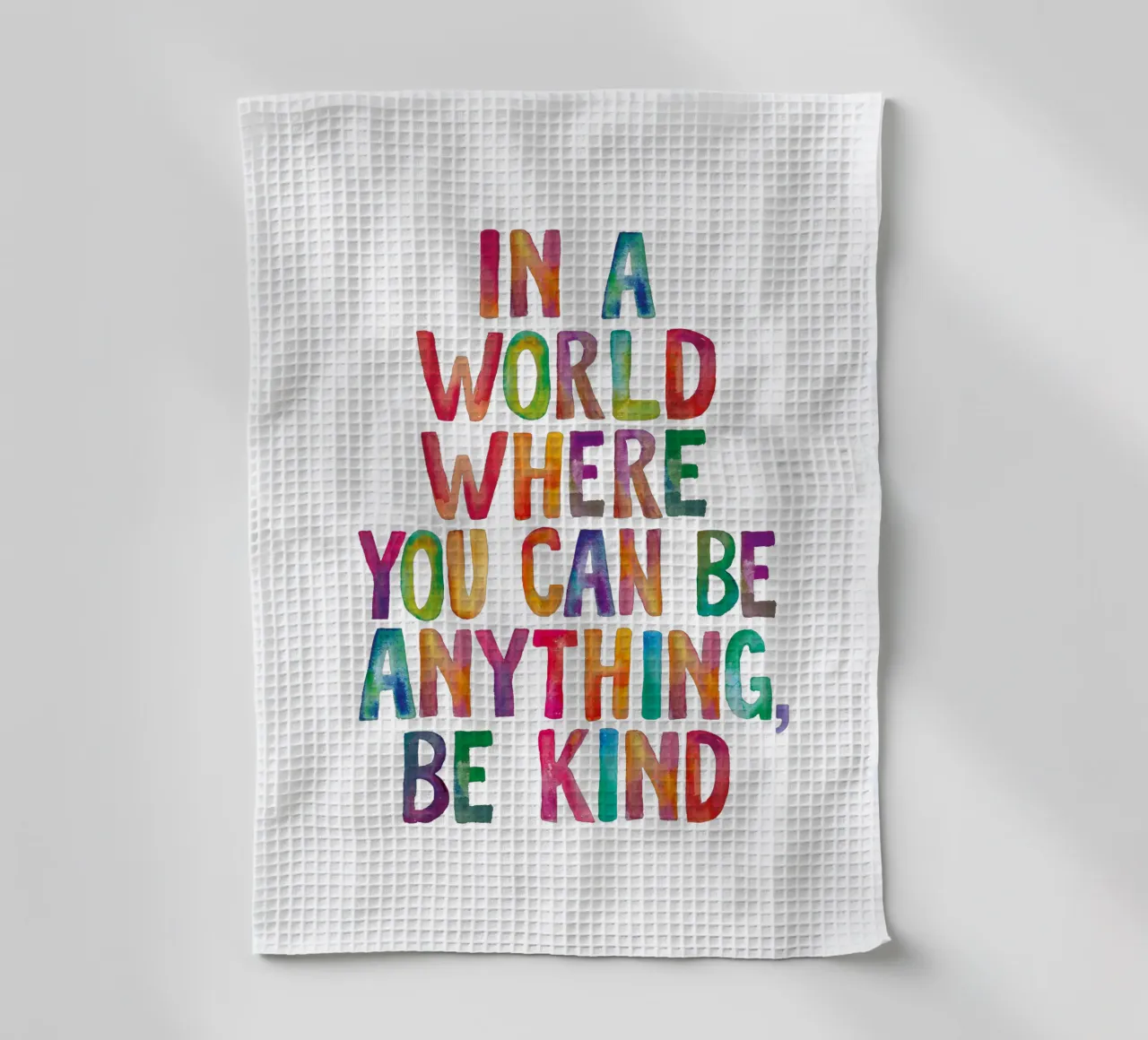 In un mondo in cui si può essere qualsiasi cosa, sii gentile Typografie canovaccio da cucina da THE MOTIVATED TYPE