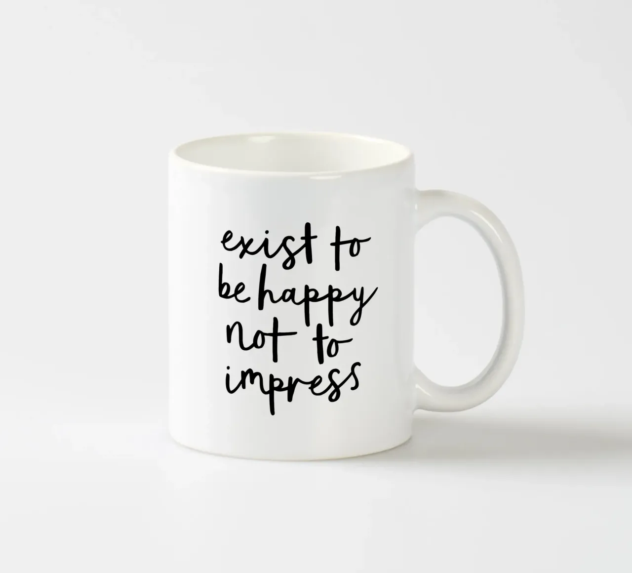 Existieren, um glücklich zu sein, nicht um zu beeindrucken Typografie Design Keramik Tasse von THE MOTIVATED TYPE