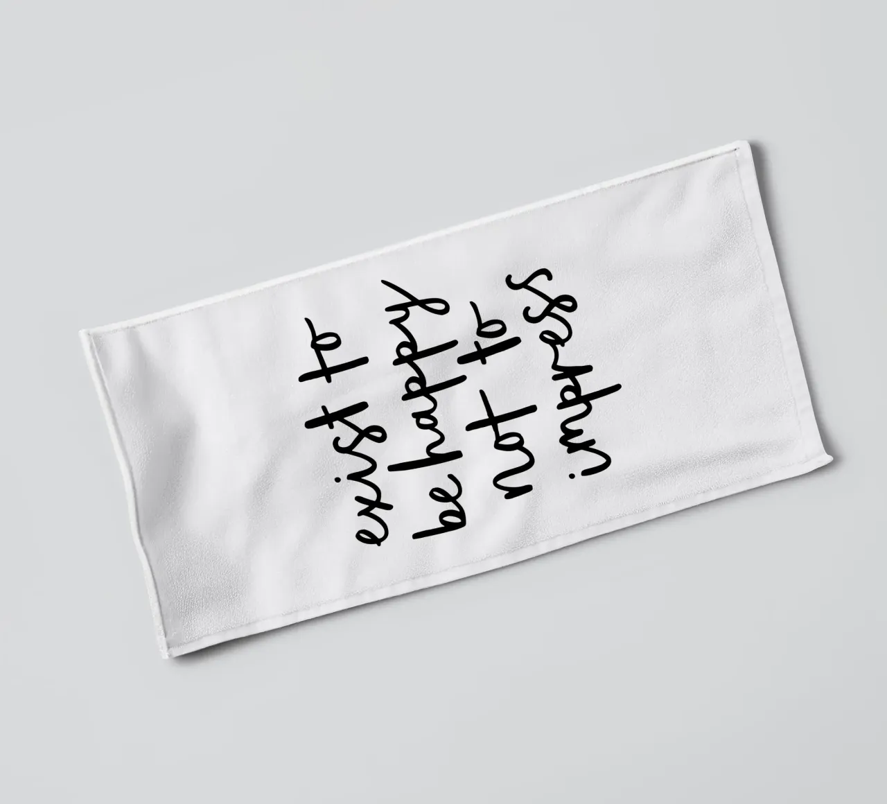 Existieren, um glücklich zu sein, nicht um zu beeindrucken Typografie Design Handtuch von THE MOTIVATED TYPE