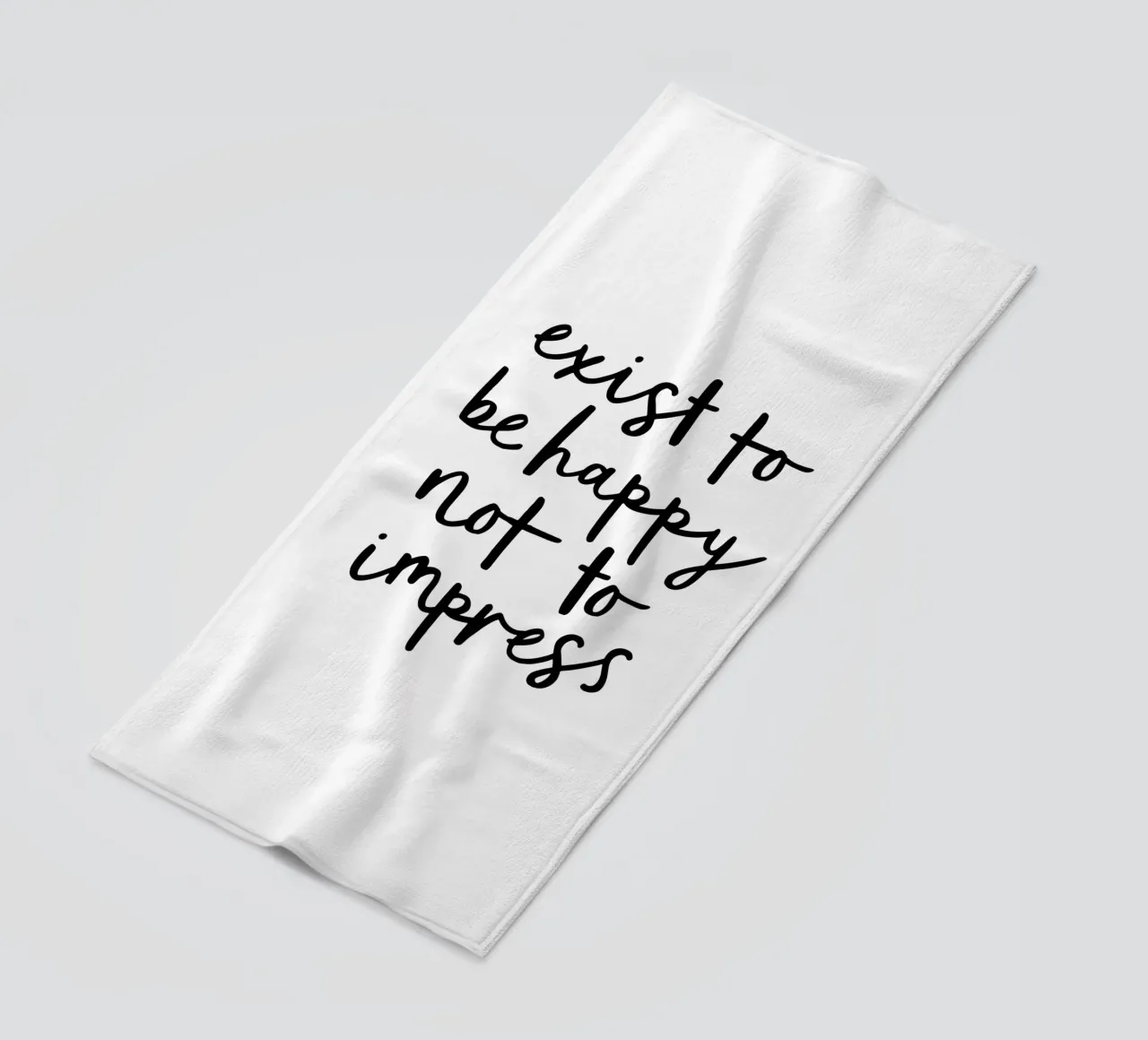 Existieren, um glücklich zu sein, nicht um zu beeindrucken Typografie Design Strandtuch von THE MOTIVATED TYPE