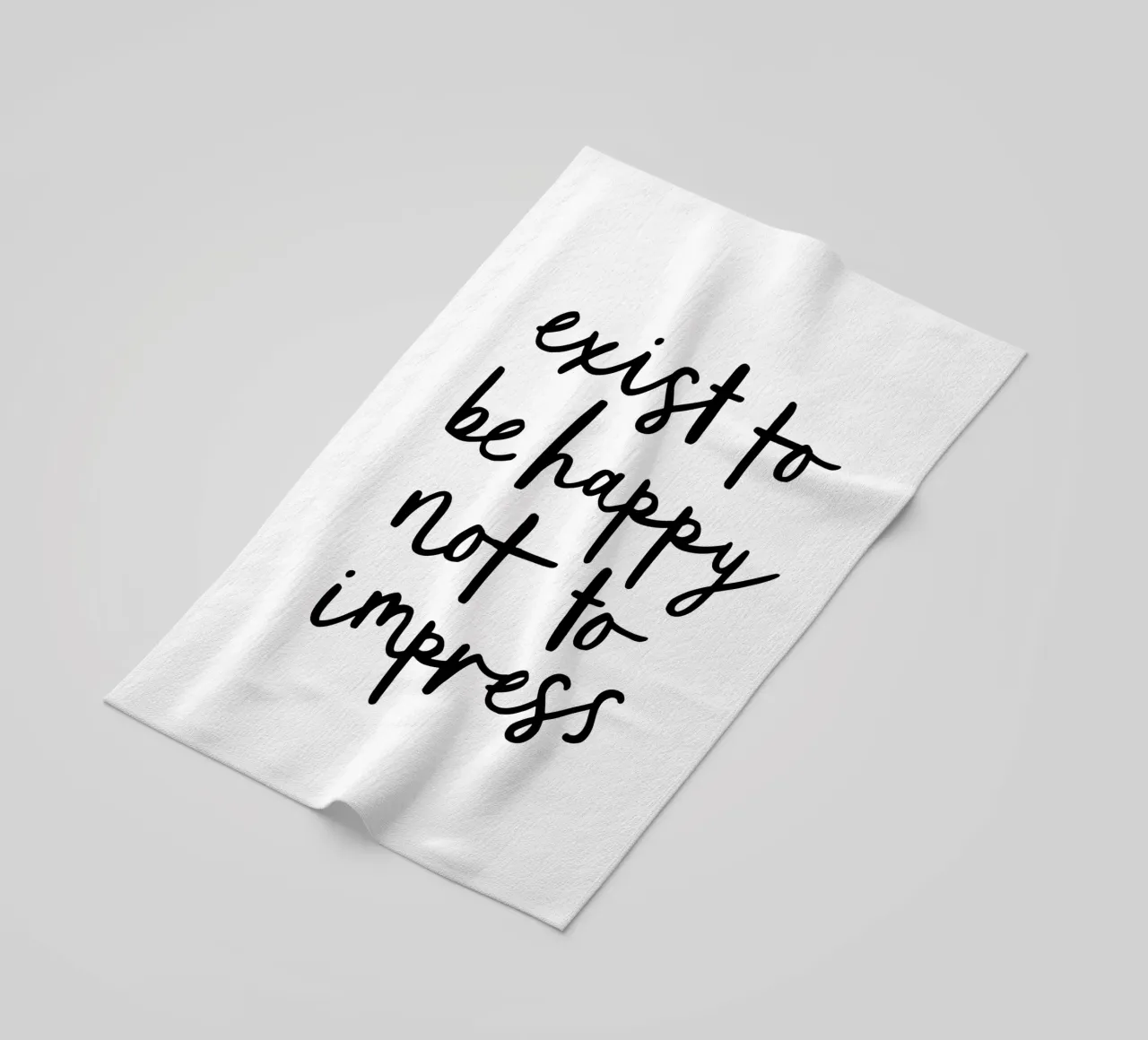 Existieren, um glücklich zu sein, nicht um zu beeindrucken Typografie Design Strandtuch von THE MOTIVATED TYPE
