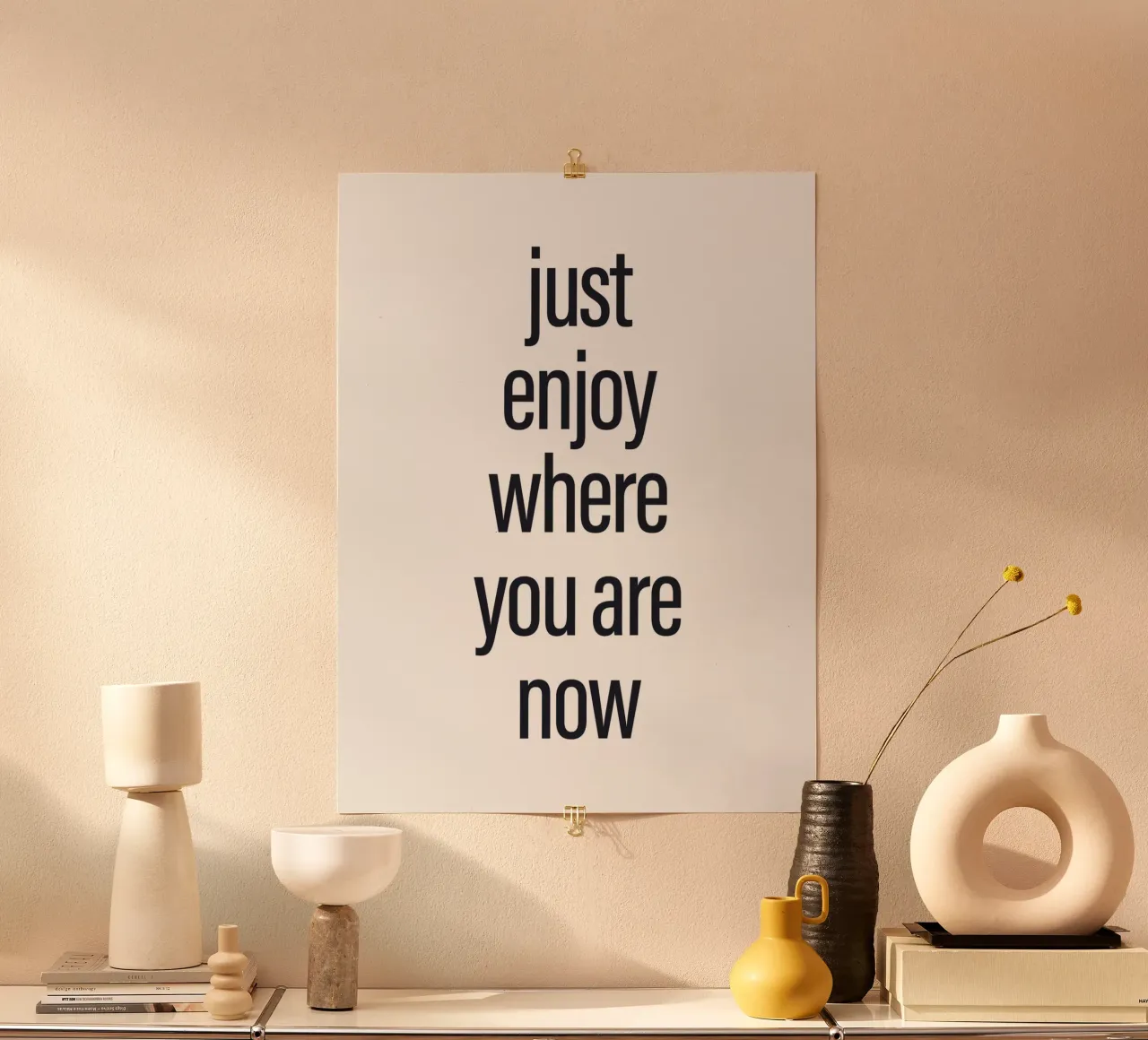Minimalistisches Zitat Wandbild – Just Enjoy Now Poster mit Holzrahmen von Whole©