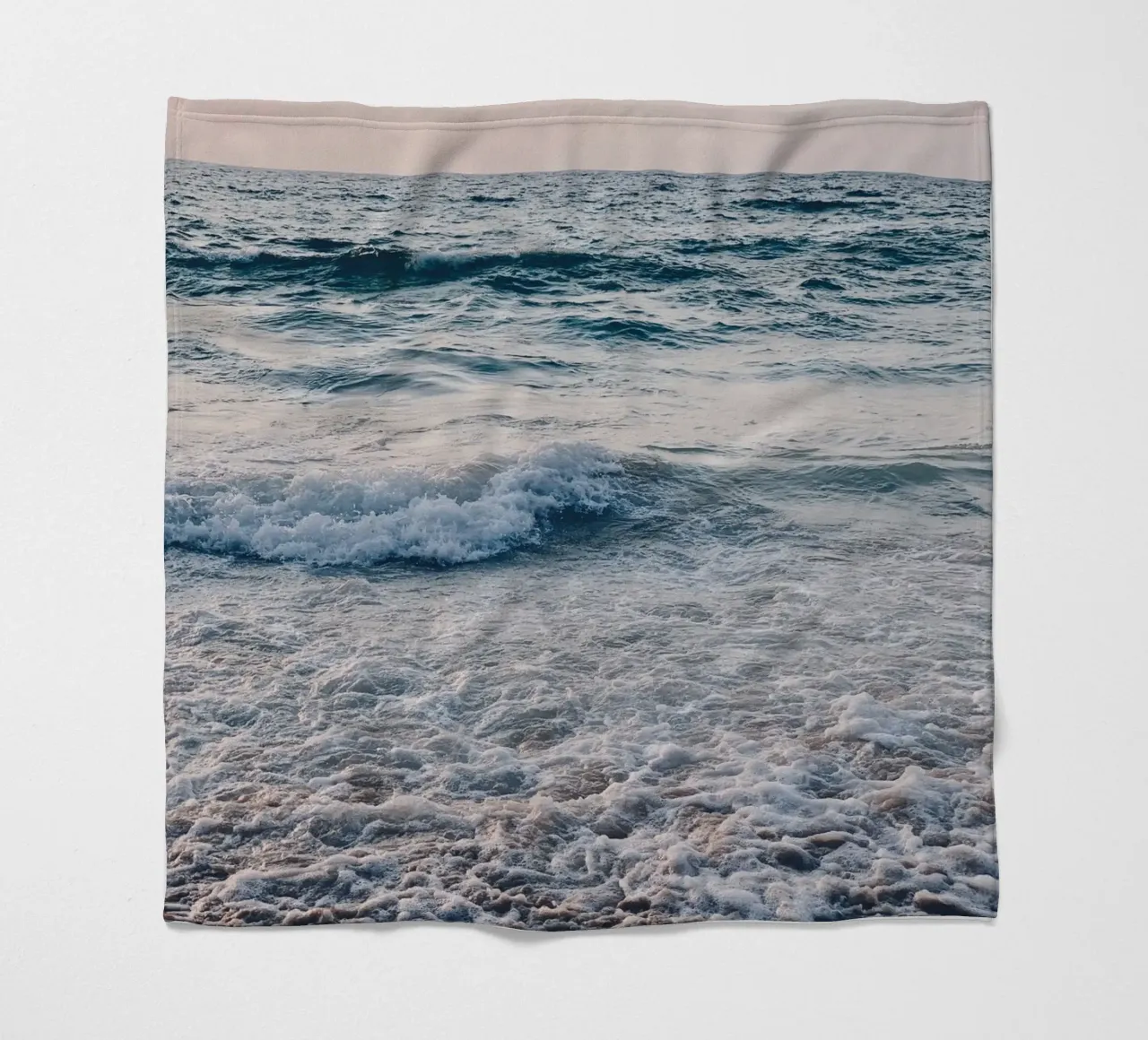 Murale con le onde del mare - pace e relax sulla spiaggia coperta in pile da Whole©