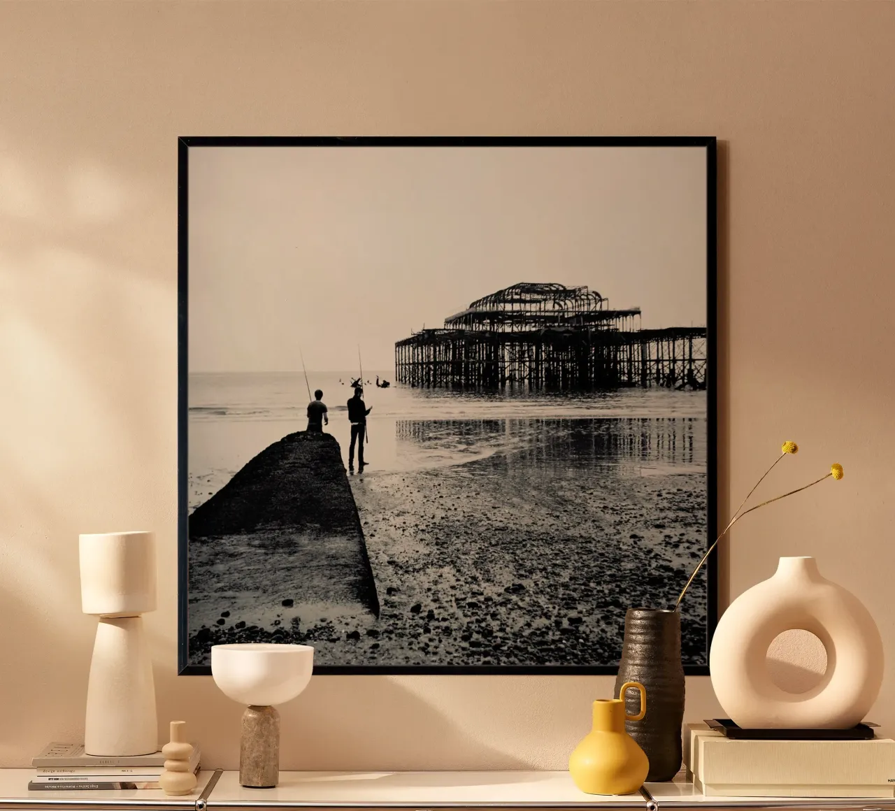Brighton West Pier poster con telaio in legno da BLAEK Design Studio