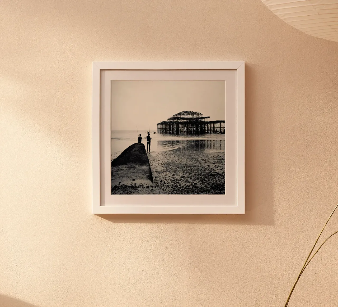 Brighton West Pier poster con telaio in legno da BLAEK Design Studio