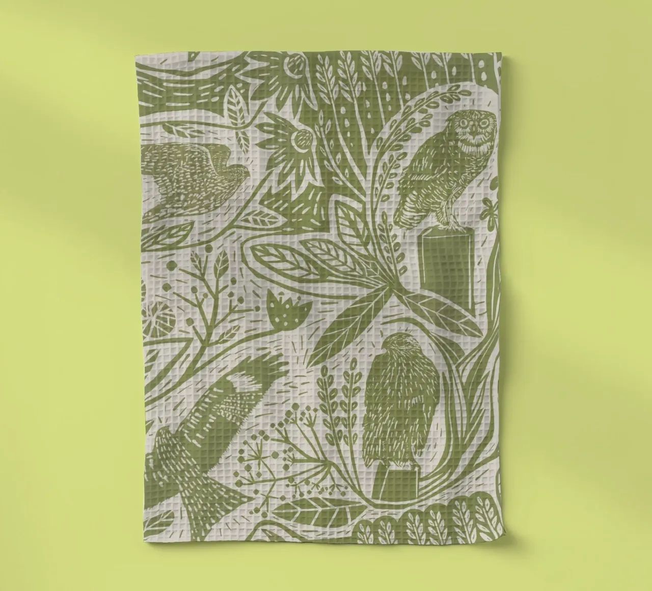 Aves rapaces en linograbado: halcones, búhos, flores y hierbas en M paño de cocina de Studio Patruschka