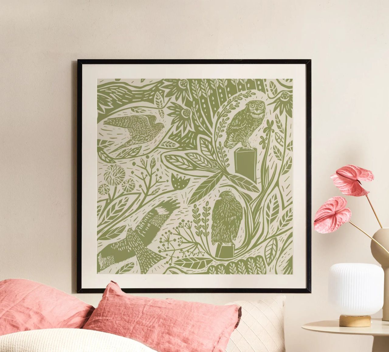 Raubvögel im Linolschnitt: Falken, Eulen, Blumen und Gräser in M Poster von Studio Patruschka