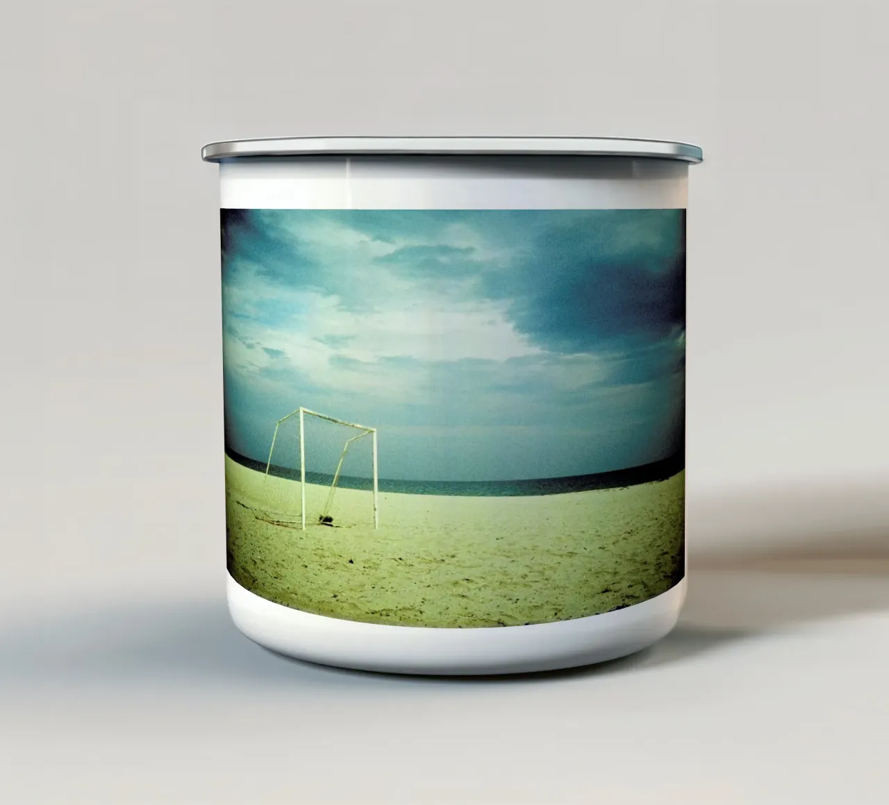 Goal tazza in smalto da BLAEK Design Studio