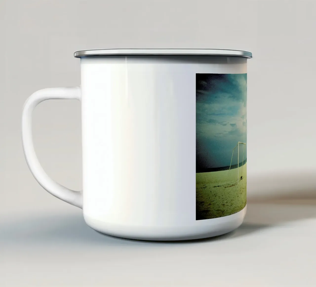 Goal tazza in smalto da BLAEK Design Studio
