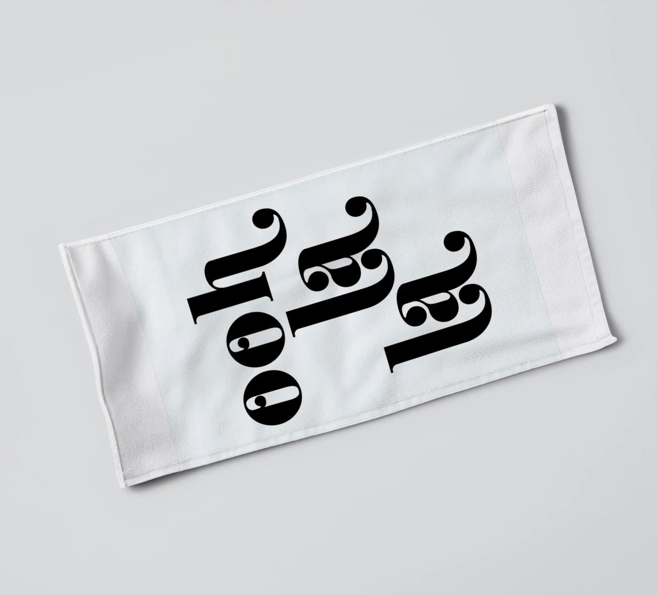 Ooh La La Typography Print toalla de baño de Honeymoon Hotel