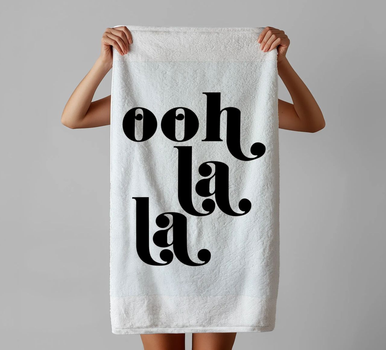 Ooh La La Typography Print toalla de baño de Honeymoon Hotel
