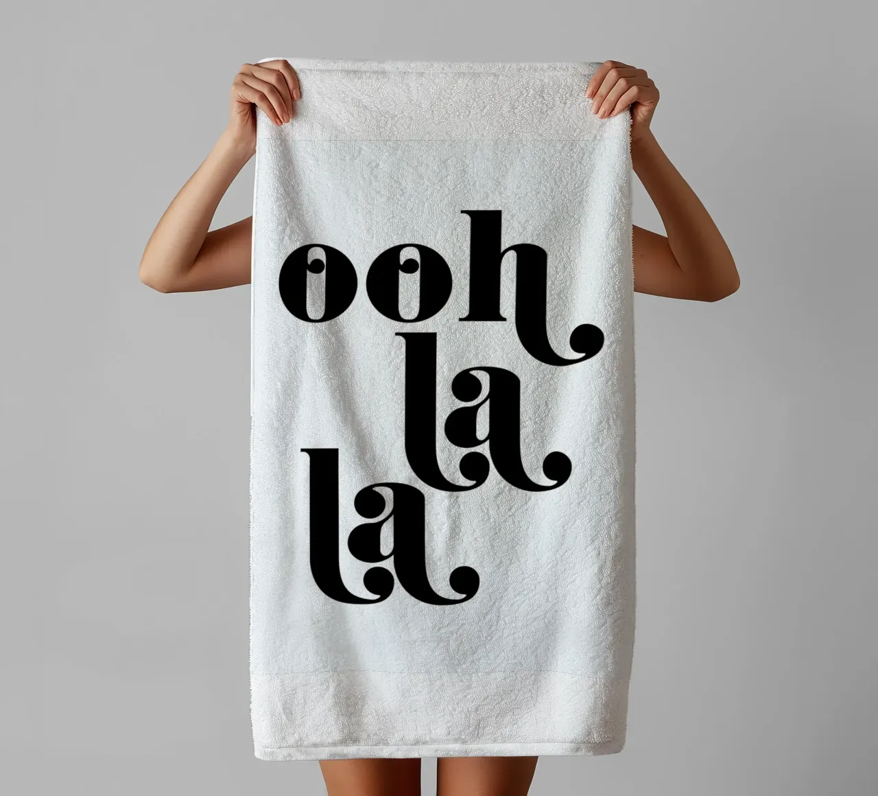 Ooh La La Typography Print asciugamano da bagno da Honeymoon Hotel